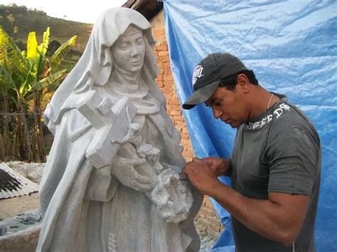  A Delicadeza da Escultura em Pedra: Quinton um Testemunho da Fé Medieval