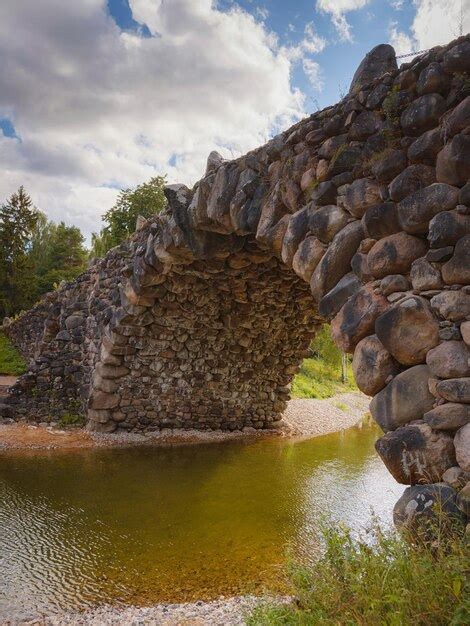  A Ponte de Zülfigar: Uma Sinfonia de Pedra e Luz em um Império Antigo!