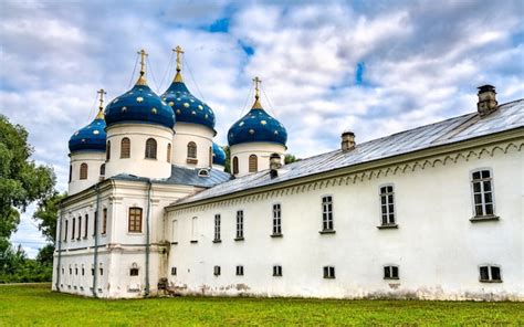  A Porta de São Jorge da Catedral de Iuriev: Um Mistério Românico na Rússia Medieval!