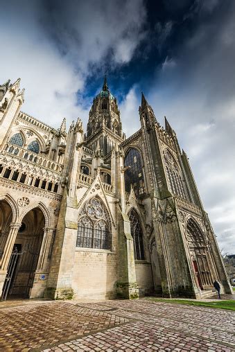 O Portão do Paraíso! Uma Viagem à Espetacular Tapeçaria Medieval de Notre-Dame