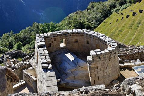 O Templo do Sol e Lua Uma Sinfonia em Pedra de Luz e Sombras Misteriosas!