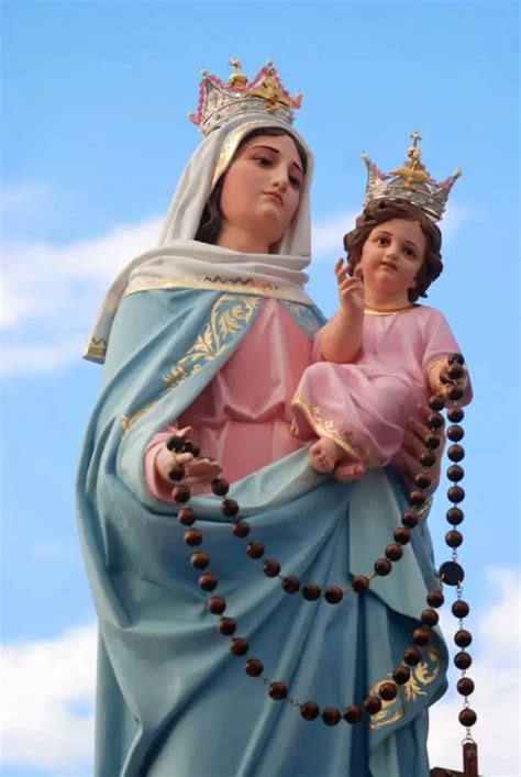 Virgen del Rosario con San Francisco y San Domingo en la Base - Um Retrato de Devoção Colonial e Harmonia Arcângélica!